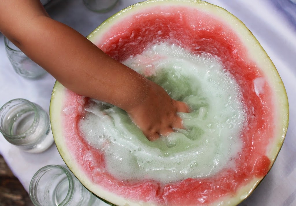 Watermelon fizzy sensory science, perfect summer fun, Easy kids activities, Perfect Science idea, kids activities that rock! The Coolest Sensory Play, Check out this watermelon sensory play at www.naturalbeachliving.com