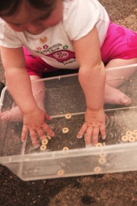 baby sensory play with cereal, natural play, Montessori, Sensory play, exploring textures, baby play www.naturalbeachliving.com