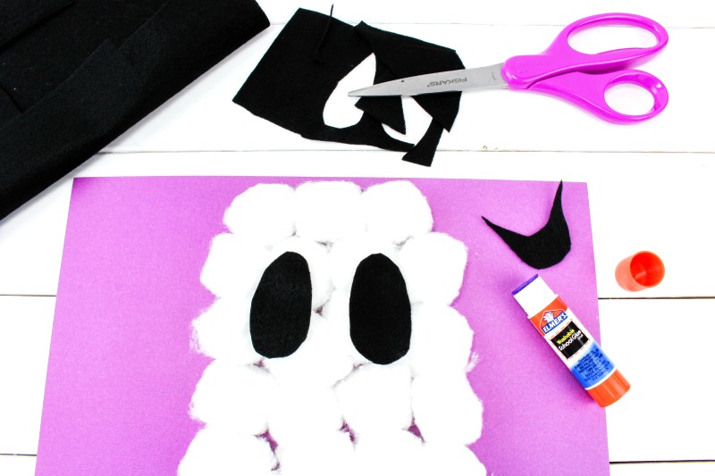 Easy Cotton Ball Ghost Craft for esikoululaiset, Fun Ghost Craft, Easy and cheap to make, Cutest Ghost Cotton Ball Craft, taapero ja esikoulu Ghost Craft ja Halloween Crafts for kids to make.