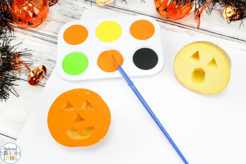 These Potato Stamping Pumpkins are so cute and make a perfect Halloween craft for toddlers and preschoolers, Easy Preschool Jack o Lantern Craft or Potato Stamping Art for Toddlers and Preschool. Fall Preschool Activity for Fine Motor Skills and Crafting Fun