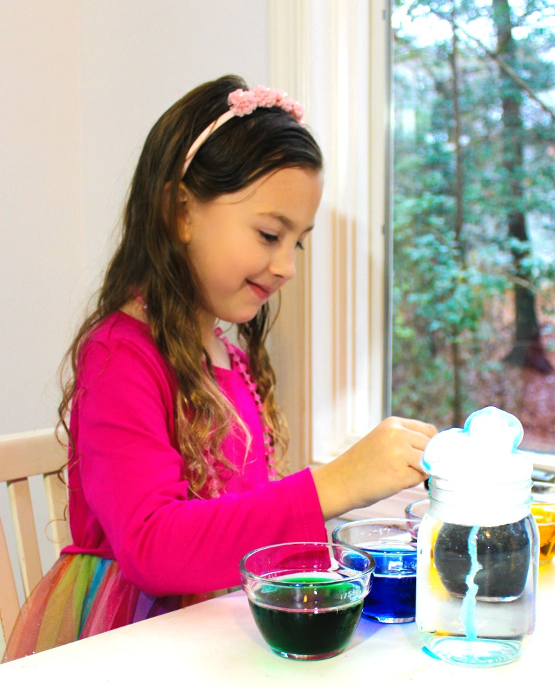Rain Cloud Experiment and Preschool Science Experiments, Doing a Rain Cloud in a Jar Experiment is perfect for preschool and Kindergarten science. This weather science experiment gives your children a chance to explore clouds and rain with hands-on activities. Perfect for a preschool weather theme, Preschool Science, 